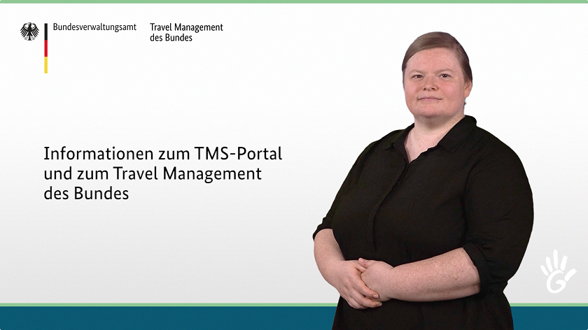 Das Bild zeigt eine Frau, die in Gebärdensprache Aufgaben und Inhalt des TMS-Portals sowie des Travel Management des Bundes erläutert